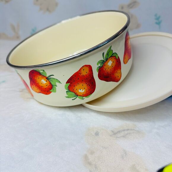 Kobe Strawberry & Cream Enamel Nesting Bowl w/Lid - Picture 7 of 10